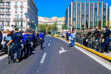 Atina, Yunanistan - Yunanistan 'ı vuran koronavirüs salgını sırasında Atina sokaklarında Yunan hükümetine karşı düzenlenen protesto sırasında polis ve protestocu yüz yüze geldi