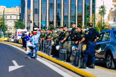 Atina, Yunanistan - Yunanistan 'ı vuran koronavirüs salgını sırasında Atina sokaklarında Yunan hükümetine karşı düzenlenen protesto sırasında polis ve protestocu yüz yüze geldi