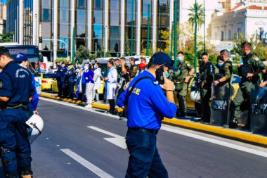 Atina, Yunanistan - Yunanistan 'ı vuran koronavirüs salgını sırasında Atina sokaklarında Yunan hükümetine karşı düzenlenen protesto sırasında polis ve protestocu yüz yüze geldi
