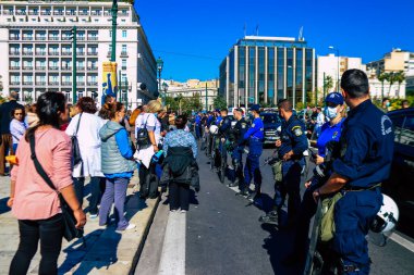 Atina, Yunanistan - Yunanistan 'ı vuran koronavirüs salgını sırasında Atina sokaklarında Yunan hükümetine karşı düzenlenen protesto sırasında polis ve protestocu yüz yüze geldi