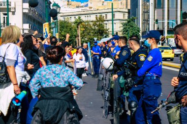 Atina, Yunanistan - Yunanistan 'ı vuran koronavirüs salgını sırasında Atina sokaklarında Yunan hükümetine karşı düzenlenen protesto sırasında polis ve protestocu yüz yüze geldi