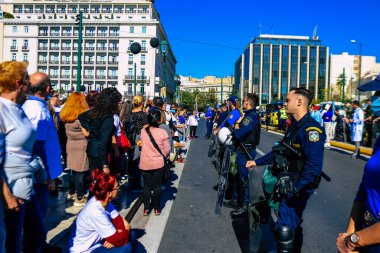 Atina, Yunanistan - Yunanistan 'ı vuran koronavirüs salgını sırasında Atina sokaklarında Yunan hükümetine karşı düzenlenen protesto sırasında polis ve protestocu yüz yüze geldi