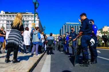 Atina, Yunanistan - Yunanistan 'ı vuran koronavirüs salgını sırasında Atina sokaklarında Yunan hükümetine karşı düzenlenen protesto sırasında polis ve protestocu yüz yüze geldi
