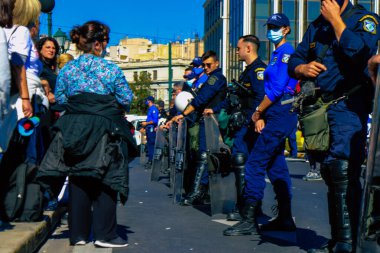 Atina, Yunanistan - Yunanistan 'ı vuran koronavirüs salgını sırasında Atina sokaklarında Yunan hükümetine karşı düzenlenen protesto sırasında polis ve protestocu yüz yüze geldi