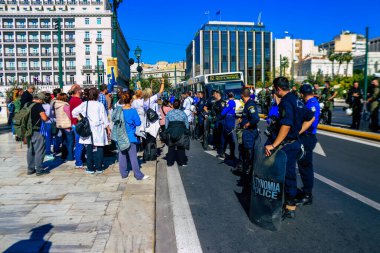 Atina, Yunanistan - Yunanistan 'ı vuran koronavirüs salgını sırasında Atina sokaklarında Yunan hükümetine karşı düzenlenen protesto sırasında polis ve protestocu yüz yüze geldi