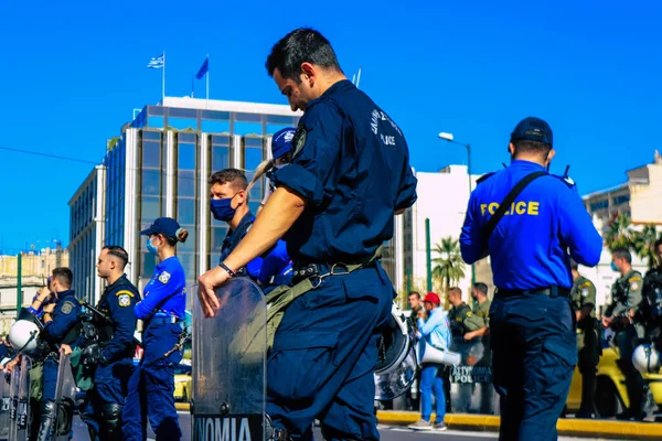 Atina, Yunanistan - Yunanistan 'ı vuran koronavirüs salgını sırasında Atina sokaklarında Yunan hükümetine karşı düzenlenen protesto sırasında polis ve protestocu yüz yüze geldi