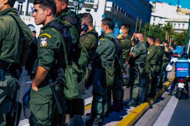 Atina, Yunanistan - Yunanistan 'ı vuran koronavirüs salgını sırasında Atina sokaklarında Yunan hükümetine karşı düzenlenen protesto sırasında polis ve protestocu yüz yüze geldi