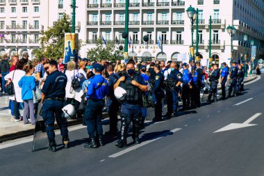 Atina, Yunanistan - Yunanistan 'ı vuran koronavirüs salgını sırasında Atina sokaklarında Yunan hükümetine karşı düzenlenen protesto sırasında polis ve protestocu yüz yüze geldi