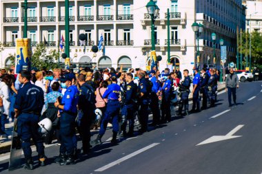 Atina, Yunanistan - Yunanistan 'ı vuran koronavirüs salgını sırasında Atina sokaklarında Yunan hükümetine karşı düzenlenen protesto sırasında polis ve protestocu yüz yüze geldi