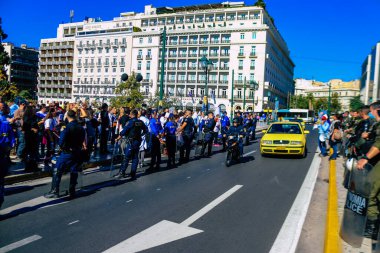 Atina, Yunanistan - Yunanistan 'ı vuran koronavirüs salgını sırasında Atina sokaklarında Yunan hükümetine karşı düzenlenen protesto sırasında polis ve protestocu yüz yüze geldi