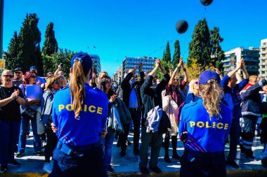 Atina, Yunanistan - Yunanistan 'ı vuran koronavirüs salgını sırasında Atina sokaklarında Yunan hükümetine karşı düzenlenen protesto sırasında polis ve protestocu yüz yüze geldi