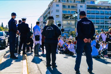 Atina, Yunanistan - Yunanistan 'ı vuran koronavirüs salgını sırasında Atina sokaklarında Yunan hükümetine karşı düzenlenen protesto sırasında polis ve protestocu yüz yüze geldi