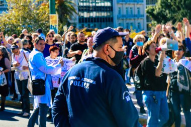 Atina, Yunanistan - Yunanistan 'ı vuran koronavirüs salgını sırasında Atina sokaklarında Yunan hükümetine karşı düzenlenen protesto sırasında polis ve protestocu yüz yüze geldi