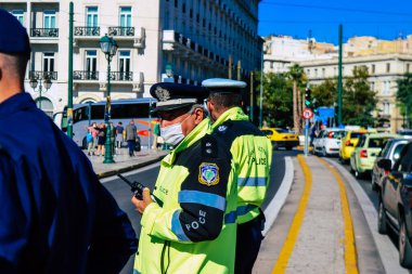 Atina, Yunanistan - Yunanistan 'ı vuran koronavirüs salgını sırasında Atina sokaklarında Yunan hükümetine karşı düzenlenen protesto sırasında polis ve protestocu yüz yüze geldi
