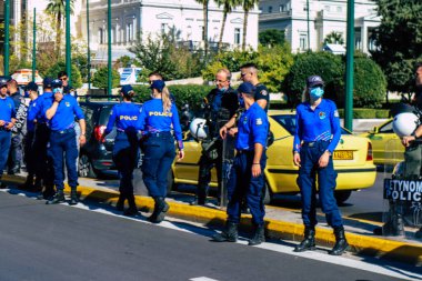 Atina, Yunanistan - Yunanistan 'ı vuran koronavirüs salgını sırasında Atina sokaklarında Yunan hükümetine karşı düzenlenen protesto sırasında polis ve protestocu yüz yüze geldi