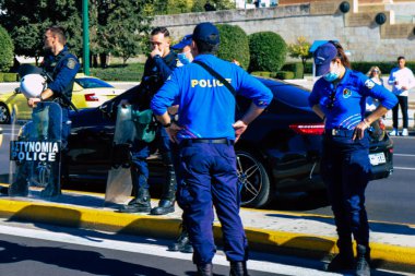 Atina, Yunanistan - Yunanistan 'ı vuran koronavirüs salgını sırasında Atina sokaklarında Yunan hükümetine karşı düzenlenen protesto sırasında polis ve protestocu yüz yüze geldi