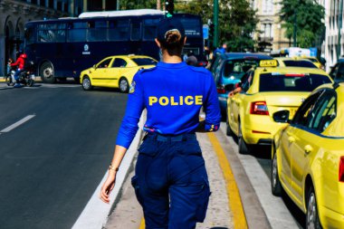 Atina, Yunanistan - Yunanistan 'ı vuran koronavirüs salgını sırasında Atina sokaklarında Yunan hükümetine karşı düzenlenen protesto sırasında polis ve protestocu yüz yüze geldi