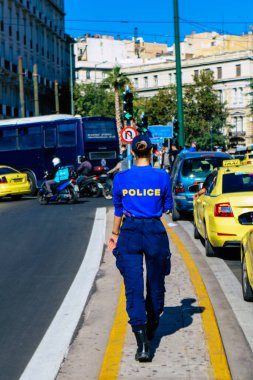 Atina, Yunanistan - Yunanistan 'ı vuran koronavirüs salgını sırasında Atina sokaklarında Yunan hükümetine karşı düzenlenen protesto sırasında polis ve protestocu yüz yüze geldi