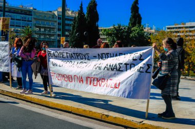 Atina, Yunanistan - Yunanistan 'ı vuran koronavirüs salgını sırasında Atina sokaklarında hemşireler ve sağlık personeli tarafından Yunan hükümetine karşı düzenlenen protestolar