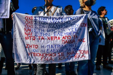 Atina, Yunanistan - Yunanistan 'ı vuran koronavirüs salgını sırasında Atina sokaklarında hemşireler ve sağlık personeli tarafından Yunan hükümetine karşı düzenlenen protestolar