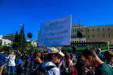 Atina, Yunanistan - Yunanistan 'ı vuran koronavirüs salgını sırasında Atina sokaklarında hemşireler ve sağlık personeli tarafından Yunan hükümetine karşı düzenlenen protestolar
