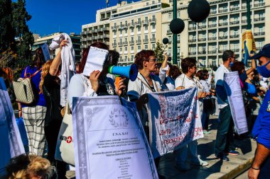 Atina, Yunanistan - Yunanistan 'ı vuran koronavirüs salgını sırasında Atina sokaklarında hemşireler ve sağlık personeli tarafından Yunan hükümetine karşı düzenlenen protestolar