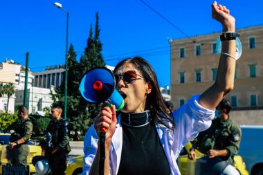 Atina, Yunanistan - Yunanistan 'ı vuran koronavirüs salgını sırasında Atina sokaklarında Yunan hükümetine karşı düzenlenen protesto sırasında polis ve protestocu yüz yüze geldi