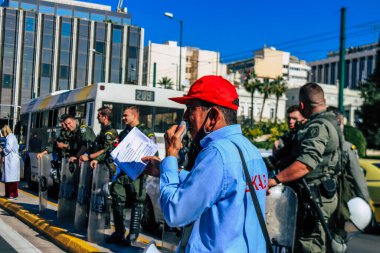 Atina, Yunanistan - Yunanistan 'ı vuran koronavirüs salgını sırasında Atina sokaklarında Yunan hükümetine karşı düzenlenen protesto sırasında polis ve protestocu yüz yüze geldi