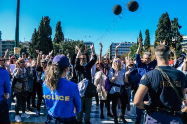 Atina, Yunanistan - Yunanistan 'ı vuran koronavirüs salgını sırasında Atina sokaklarında Yunan hükümetine karşı düzenlenen protesto sırasında polis ve protestocu yüz yüze geldi