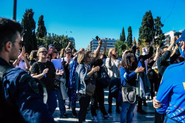 Atina, Yunanistan - Yunanistan 'ı vuran koronavirüs salgını sırasında Atina sokaklarında Yunan hükümetine karşı düzenlenen protesto sırasında polis ve protestocu yüz yüze geldi