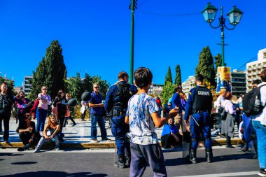 Atina, Yunanistan - Yunanistan 'ı vuran koronavirüs salgını sırasında sağlık çalışanlarının Atina sokaklarında Yunan hükümetine karşı düzenlediği gösteride 3 Kasım 2021 Kid