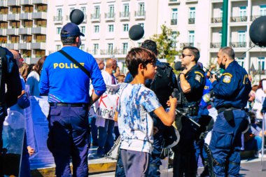 Atina, Yunanistan - Yunanistan 'ı vuran koronavirüs salgını sırasında sağlık çalışanlarının Atina sokaklarında Yunan hükümetine karşı düzenlediği gösteride 3 Kasım 2021 Kid