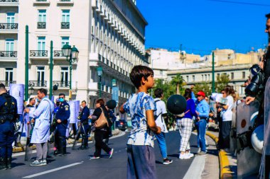 Atina, Yunanistan - Yunanistan 'ı vuran koronavirüs salgını sırasında sağlık çalışanlarının Atina sokaklarında Yunan hükümetine karşı düzenlediği gösteride 3 Kasım 2021 Kid