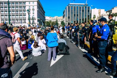 Atina, Yunanistan - Yunanistan 'ı vuran koronavirüs salgını sırasında Atina sokaklarında oturan Yunan hükümetine karşı hemşireler ve sağlık personeli tarafından düzenlenen protestolar