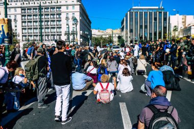Atina, Yunanistan - Yunanistan 'ı vuran koronavirüs salgını sırasında Atina sokaklarında oturan Yunan hükümetine karşı hemşireler ve sağlık personeli tarafından düzenlenen protestolar