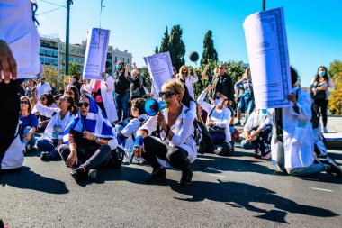 Atina, Yunanistan - Yunanistan 'ı vuran koronavirüs salgını sırasında Atina sokaklarında oturan Yunan hükümetine karşı hemşireler ve sağlık personeli tarafından düzenlenen protestolar