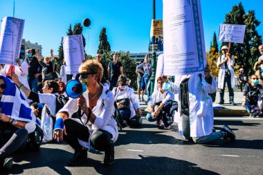 Atina, Yunanistan - Yunanistan 'ı vuran koronavirüs salgını sırasında Atina sokaklarında oturan Yunan hükümetine karşı hemşireler ve sağlık personeli tarafından düzenlenen protestolar