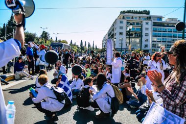Atina, Yunanistan - Yunanistan 'ı vuran koronavirüs salgını sırasında Atina sokaklarında oturan Yunan hükümetine karşı hemşireler ve sağlık personeli tarafından düzenlenen protestolar