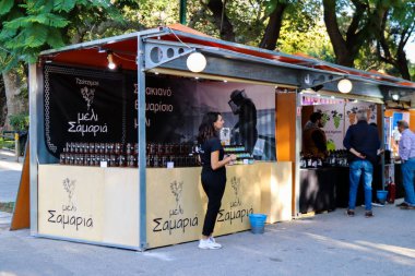 Atina, Yunanistan - 05 Kasım 2021 Atina 'da Yunanistan ve Girit' te üretilen çeşitli bal kavanozlarının tatma ve satışında bal festivali, arı yetiştiricileri ziyaretçilere balın nasıl yapıldığını anlatıyor