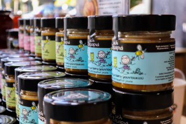 Atina, Yunanistan - 05 Kasım 2021 Atina 'da Yunanistan ve Girit' te üretilen çeşitli bal kavanozlarının tatma ve satışında bal festivali, arı yetiştiricileri ziyaretçilere balın nasıl yapıldığını anlatıyor