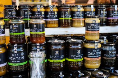 Atina, Yunanistan - 05 Kasım 2021 Atina 'da Yunanistan ve Girit' te üretilen çeşitli bal kavanozlarının tatma ve satışında bal festivali, arı yetiştiricileri ziyaretçilere balın nasıl yapıldığını anlatıyor