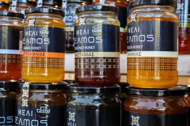 Atina, Yunanistan - 05 Kasım 2021 Atina 'da Yunanistan ve Girit' te üretilen çeşitli bal kavanozlarının tatma ve satışında bal festivali, arı yetiştiricileri ziyaretçilere balın nasıl yapıldığını anlatıyor