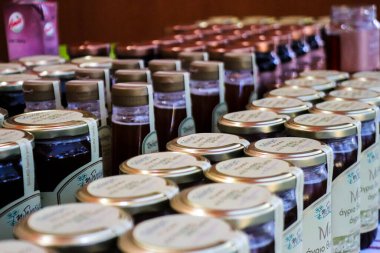 Atina, Yunanistan - 05 Kasım 2021 Atina 'da Yunanistan ve Girit' te üretilen çeşitli bal kavanozlarının tatma ve satışında bal festivali, arı yetiştiricileri ziyaretçilere balın nasıl yapıldığını anlatıyor