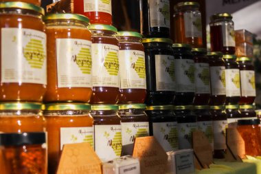 Atina, Yunanistan - 05 Kasım 2021 Atina 'da Yunanistan ve Girit' te üretilen çeşitli bal kavanozlarının tatma ve satışında bal festivali, arı yetiştiricileri ziyaretçilere balın nasıl yapıldığını anlatıyor