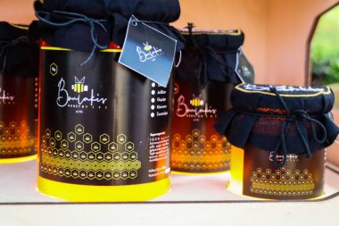 Atina, Yunanistan - 05 Kasım 2021 Atina 'da Yunanistan ve Girit' te üretilen çeşitli bal kavanozlarının tatma ve satışında bal festivali, arı yetiştiricileri ziyaretçilere balın nasıl yapıldığını anlatıyor