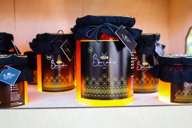 Atina, Yunanistan - 05 Kasım 2021 Atina 'da Yunanistan ve Girit' te üretilen çeşitli bal kavanozlarının tatma ve satışında bal festivali, arı yetiştiricileri ziyaretçilere balın nasıl yapıldığını anlatıyor