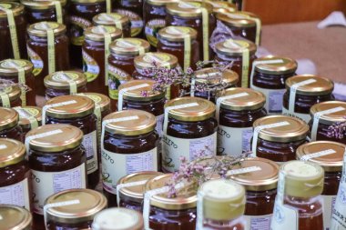 Atina, Yunanistan - 05 Kasım 2021 Atina 'da Yunanistan ve Girit' te üretilen çeşitli bal kavanozlarının tatma ve satışında bal festivali, arı yetiştiricileri ziyaretçilere balın nasıl yapıldığını anlatıyor