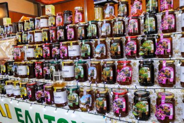 Atina, Yunanistan - 05 Kasım 2021 Atina 'da Yunanistan ve Girit' te üretilen çeşitli bal kavanozlarının tatma ve satışında bal festivali, arı yetiştiricileri ziyaretçilere balın nasıl yapıldığını anlatıyor