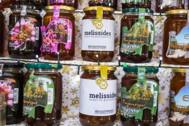 Atina, Yunanistan - 05 Kasım 2021 Atina 'da Yunanistan ve Girit' te üretilen çeşitli bal kavanozlarının tatma ve satışında bal festivali, arı yetiştiricileri ziyaretçilere balın nasıl yapıldığını anlatıyor