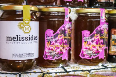 Atina, Yunanistan - 05 Kasım 2021 Atina 'da Yunanistan ve Girit' te üretilen çeşitli bal kavanozlarının tatma ve satışında bal festivali, arı yetiştiricileri ziyaretçilere balın nasıl yapıldığını anlatıyor